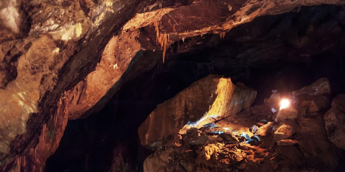 conspiracy-theory-hollow-earth